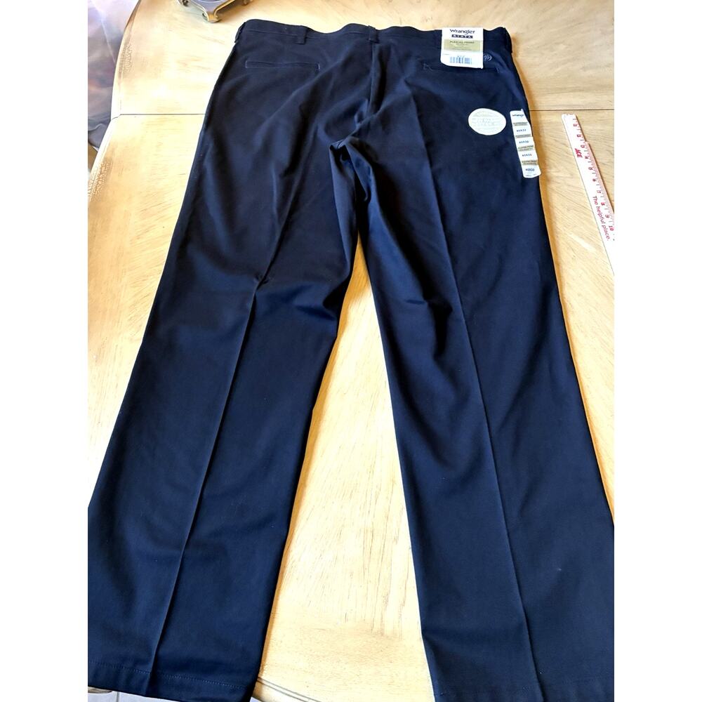 Wrangler Riata Men's Black Pleated Front 40 x 32 Relaxed Fit Wrinkle Resistant
